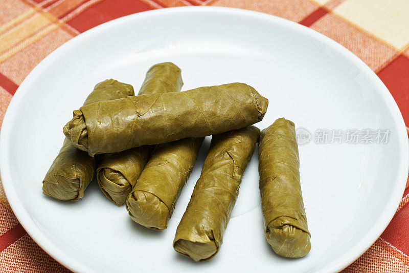 Dolma - Sarma - Dolmades。著名的开胃菜酿葡萄叶饭